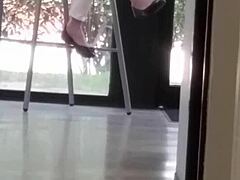 Mamá amateur disfruta jugando sola con sus pies