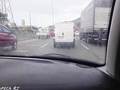 Ein Video von einer schlampigen Camgirl, die von ihrem Fahrer an einer Raststätte gefickt wird