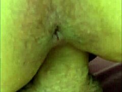 Prelepa debela žena mama puni svoje zrele rupe analnim seksom