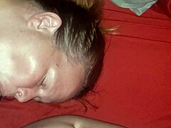 Payudara besar Ibu MILF yang matang bergoyang saat dia mendapatkan creampie