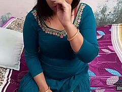Velká prsa indické MILFky jsou ovládány v POV Punjabi sexuálním videu
