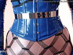 MILF curvilínea de corset fica louca em PVC