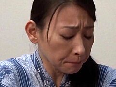 Horúca ázijská nevlastná mama a syn si zdieľajú tabu sexuálnu skúsenosť
