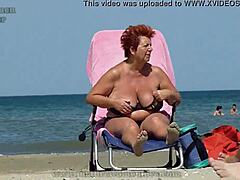 סבתות בוגרות נהנות מהחוף