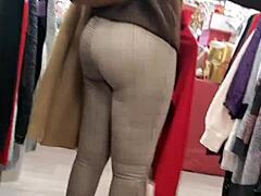 Голяма задница на зряла жена се забавлява в магазина за хранителни стоки