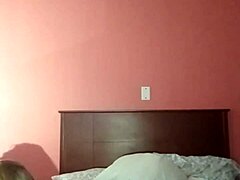 ¡Esta puta amateur se enfrenta a una gran polla negra en este video casero! ¡No te lo pierdas!