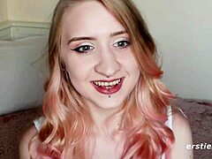 Duitse volwassen Aurora geniet van een masturbatie sessie met een dildo