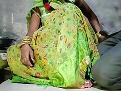 Oglejte si, kako zrela indijska ženska daje odličen oralni seks v hindiju